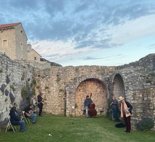 Plomin kao pozornica za intuitivnu glazbu i umjetničku slobod